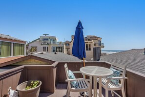 Outdoor dining - Boardwalk Ocean Waves Surfers - Mission Beach & PB (San Diego)