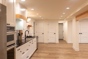 Fridge, microwave, oven, stovetop - Waterfront Luxury: Private Deck Lake Tapps (Bonney Lake)