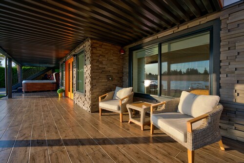 Waterfront Luxury: Private Deck Lake Tapps