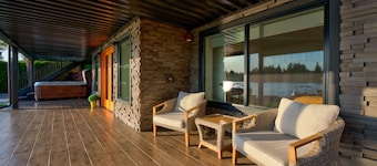 Waterfront Luxury: Private Deck Lake Tapps