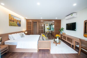 One Bed-room Apartment - King Bed | Seprai premium, meja kerja, dan ruang kerja ramah laptop