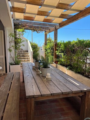 Outdoor dining - C A S A N O V A 
Beach Villa with Amazing Sea View, Only 5 min Walk to Carvoeiro (Carvoeiro)