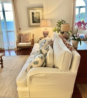 Smart TV, fireplace, books - C A S A N O V A 
Beach Villa with Amazing Sea View, Only 5 min Walk to Carvoeiro (Carvoeiro)