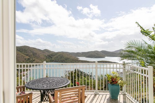 Sugarview Villa: Entire Mainhouse + Cottage, Ocean Views