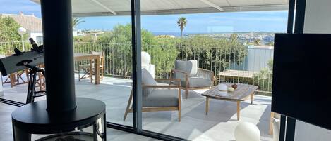 TV connectée, cheminée, table de tennis de table, livres