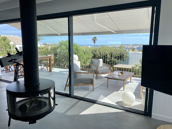 Smart TV, fireplace, table tennis, books