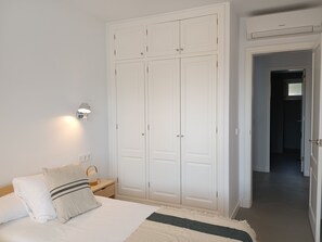 4 habitaciones, tabla de planchar con plancha y cuna de viaje 
