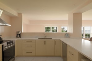 Kühlschrank, Mikrowelle, Ofen, Geschirrspüler