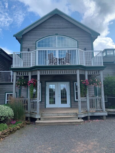 Magnificent two bedroom large balconies amazing water views