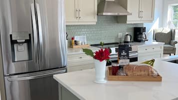 Refrigerador, microondas, horno y lavavajillas