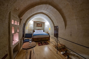 Duplex design, 1 quarto, varanda coberta | 1 quarto, roupas de cama premium, frigobar, individualmente decorados
