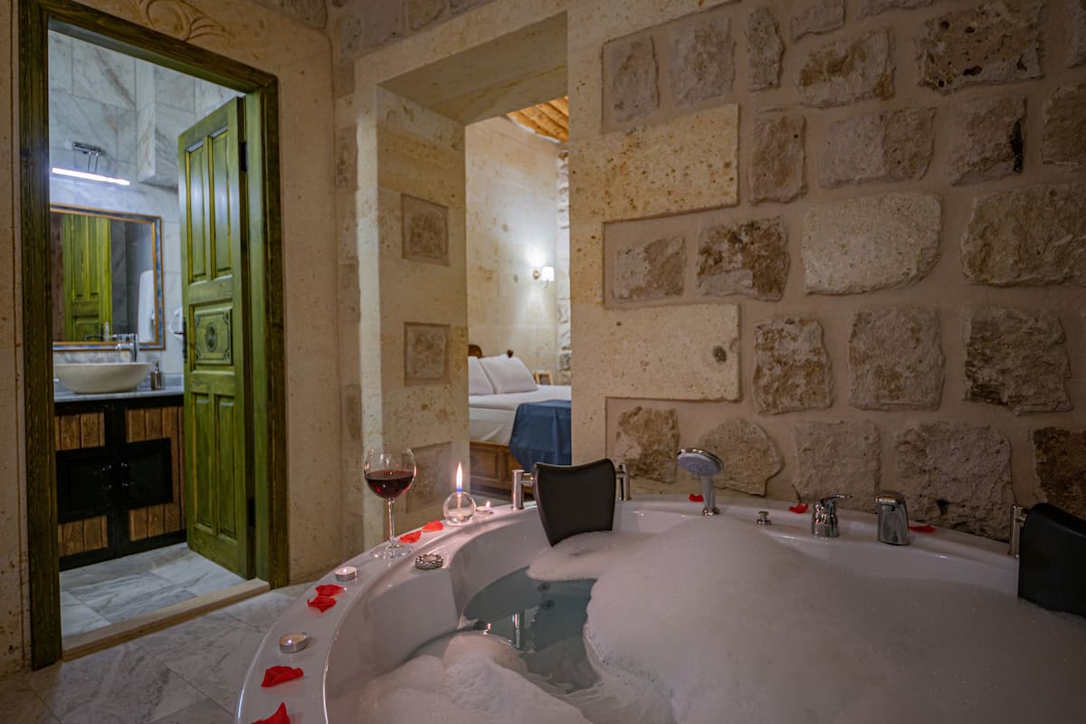 Romantische suite, 1 queensize bed, niet-roken, bubbelbad | 1 slaapkamer, luxe beddengoed, een minibar, individueel gedecoreerd