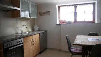 Kühlschrank, Geschirrspüler, Wasserkocher mit Kaffee-/Teezubehör