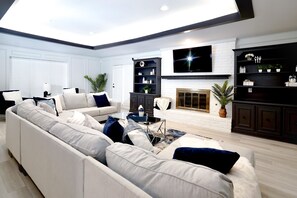 Smart TV, chimenea y libros 