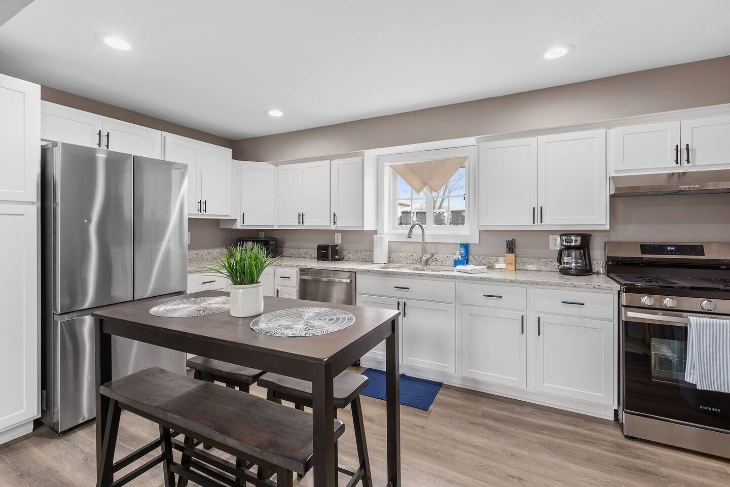 Réfrigérateur, micro-ondes, four, plaque de cuisson