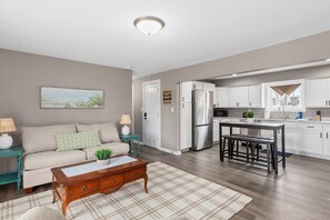 TV - Indiana Dunes Portage Duplex with view of the water (Portage)