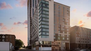 Un hôtel moderne, reconnaissable à son enseigne indiquant « Homewood Suites by Hilton ».