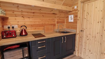 Cottage | Private kitchen | Fridge, cookware/dishes/utensils