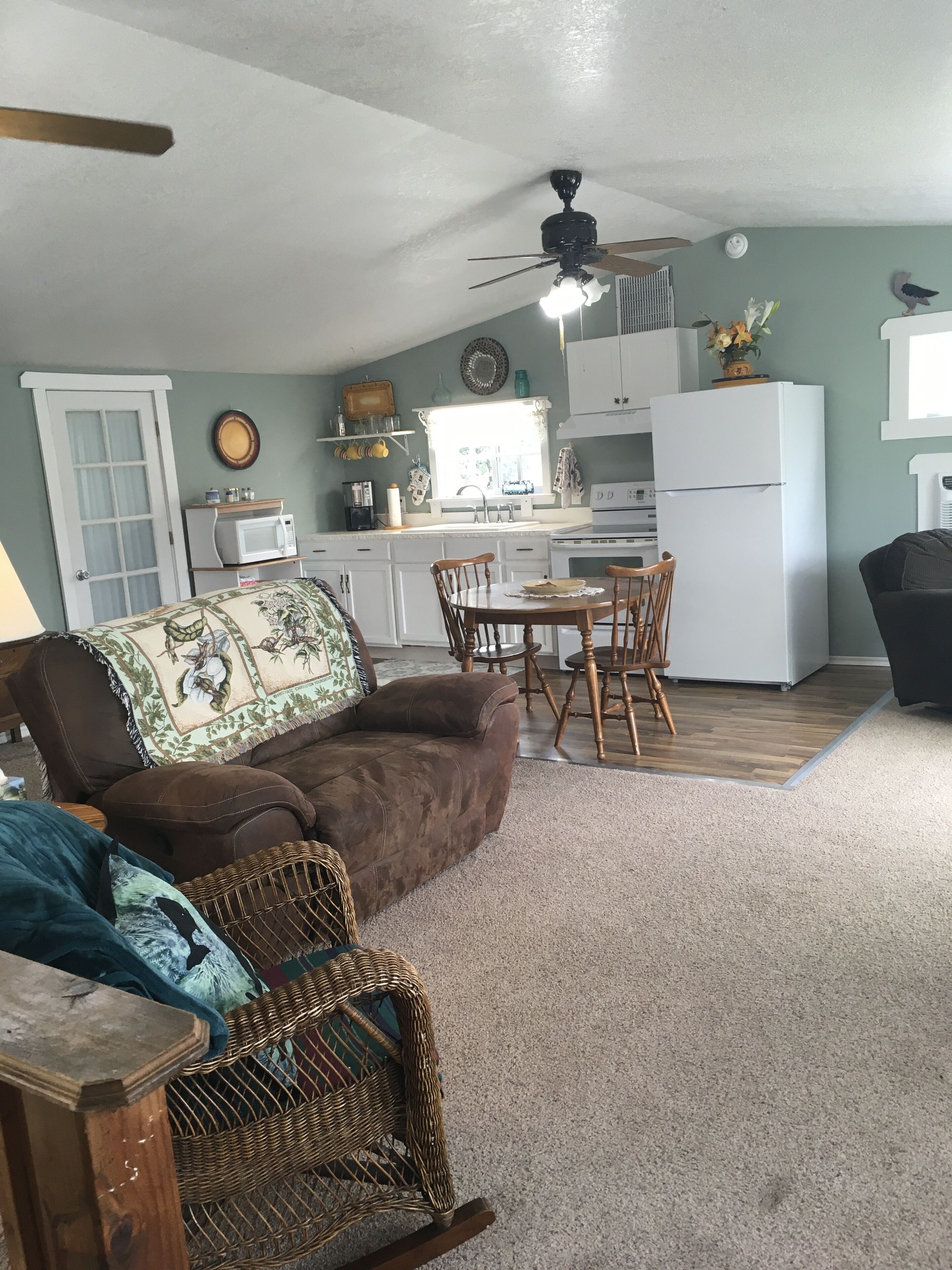 Spacious, light and clean, quiet neighborhood close to amenities