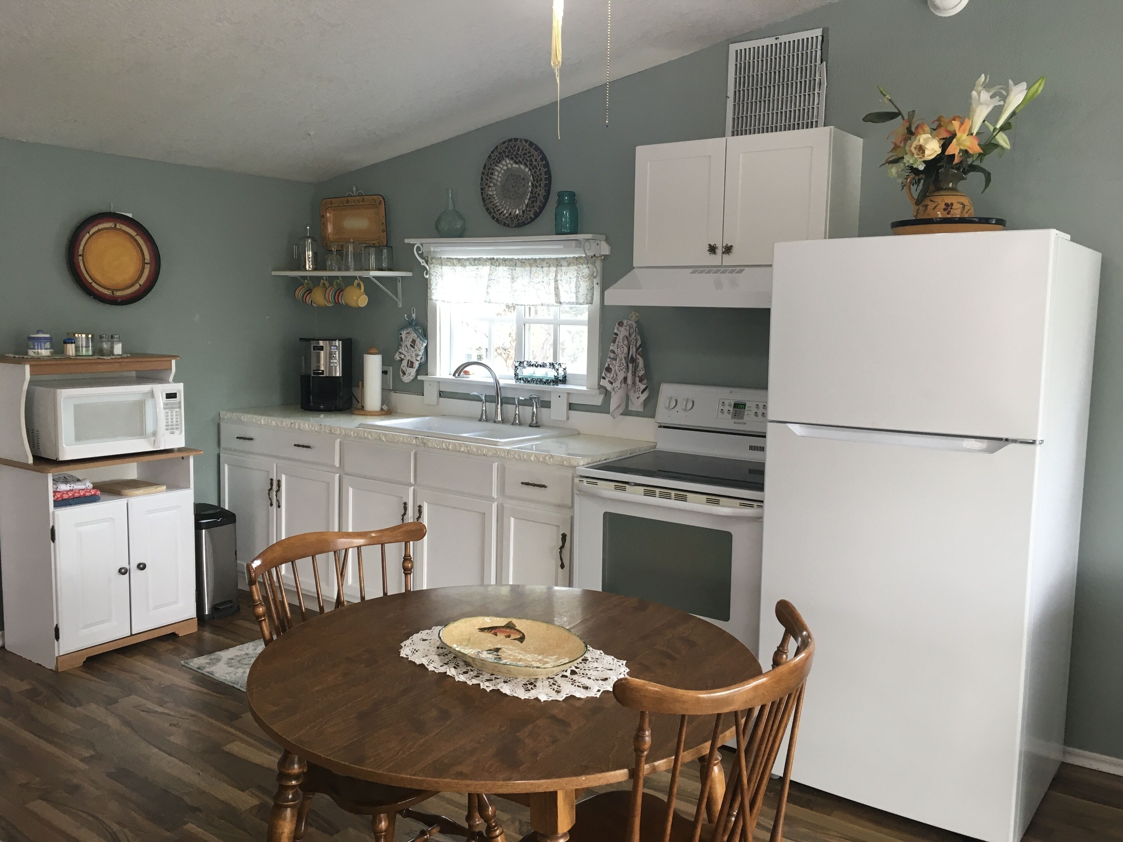 Spacious, light and clean, quiet neighborhood close to amenities