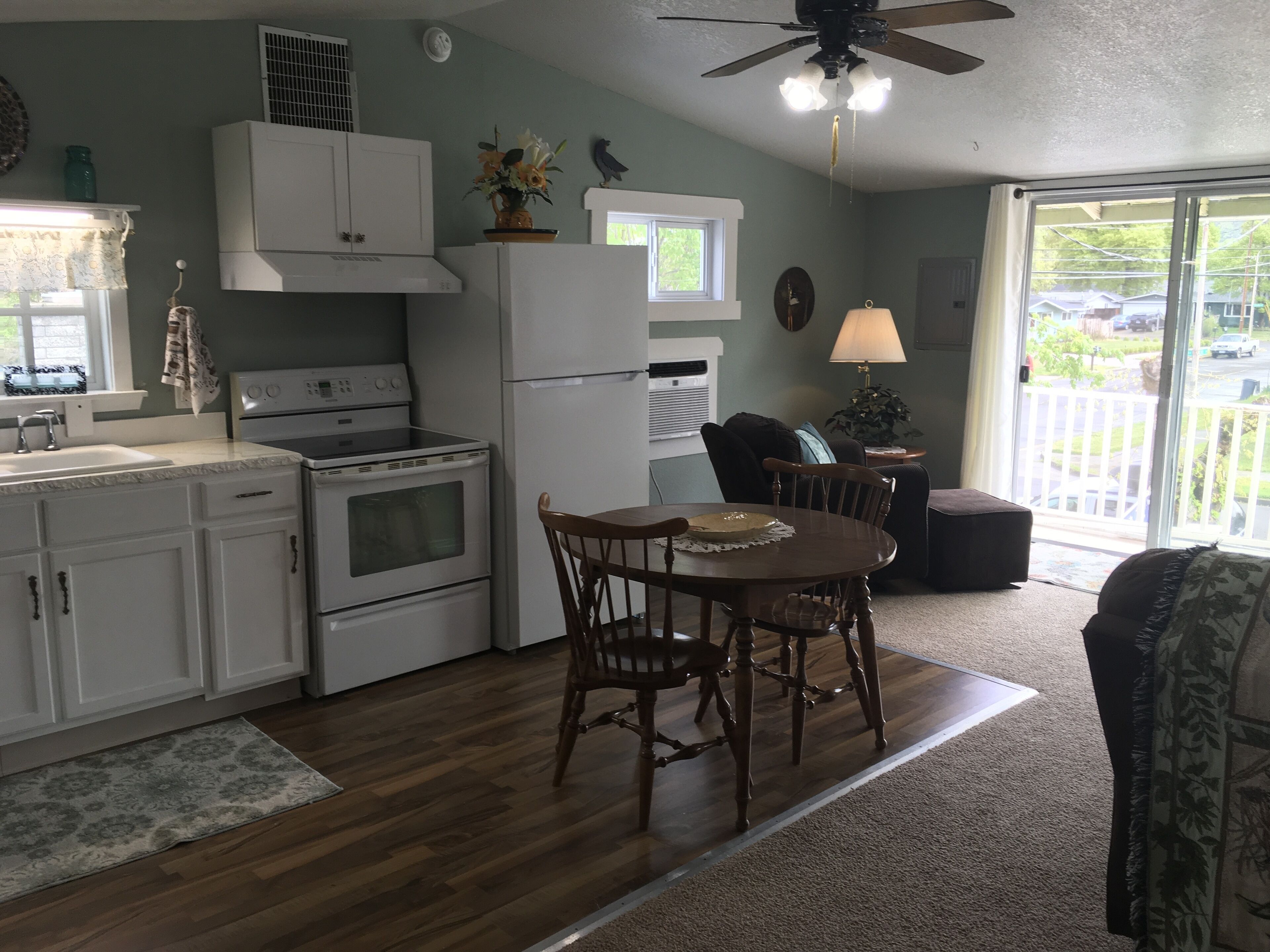 Spacious, light and clean, quiet neighborhood close to amenities