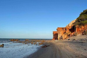 Una playa cerca, sillas reclinables de playa