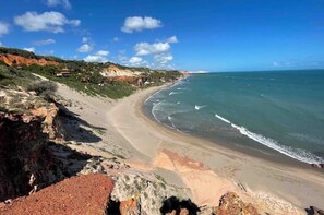 Ranta lähistöllä, aurinkotuoleja