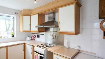 Cottage | Dapur pribadi | Lemari es, microwave, oven, dan kompor