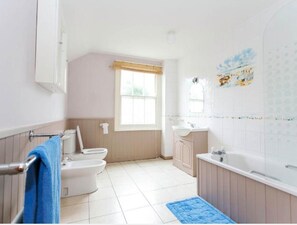Cottage | Bathroom | Combined shower/tub, deep soaking tub, towels