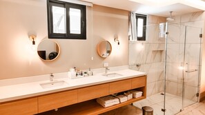 Douche, sèche-cheveux, serviettes fournies, savon