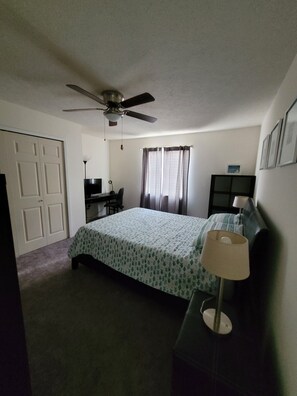 2 Schlafzimmer, Schreibtisch, Bügeleisen/Bügelbrett, kostenloses WLAN