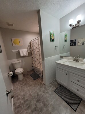 Haartrockner, Handtücher, Seife, Shampoo