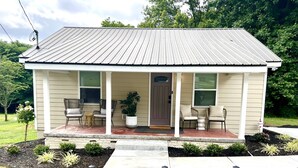 A single-story house with a covered porch, two windows, and a door. - Millhouse in Downtown Jefferson (Jefferson)