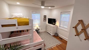 2 habitaciones, tabla de planchar con plancha, cuna de viaje y internet