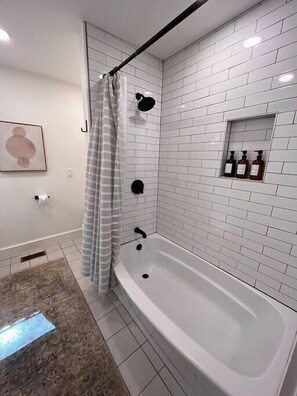 Bathtub, hair dryer, towels - Millhouse in Downtown Jefferson (Jefferson)