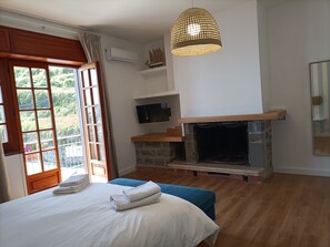 2 habitaciones, escritorio y tabla de planchar con plancha 