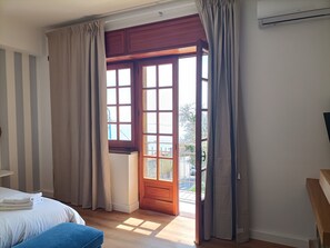 2 habitaciones, escritorio y tabla de planchar con plancha 