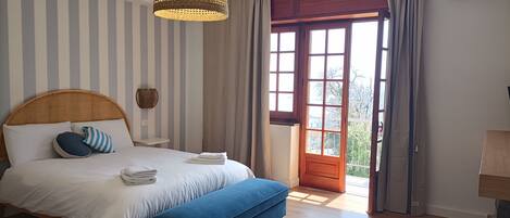 2 Schlafzimmer, Schreibtisch, Bügeleisen/Bügelbrett, Reisekinderbett