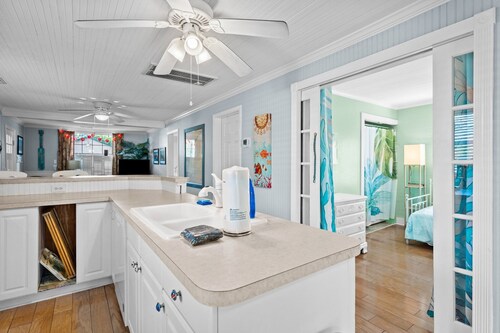 Quiet Hideaway Half a Mile to the Beach a Mile to the Boardwalk
Linens Included!