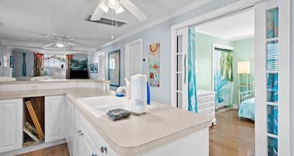 Quiet Hideaway Half a Mile to the Beach a Mile to the Boardwalk
Linens Included!