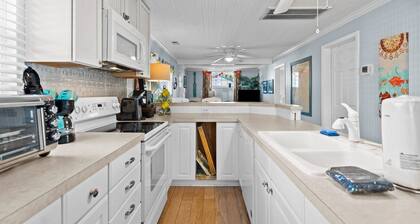 Quiet Hideaway Half a Mile to the Beach a Mile to the Boardwalk
Linens Included!