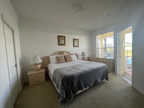 4 bedrooms, WiFi, bed sheets - Cozy Pool Home near Restaurants in Davenport (Davenport)