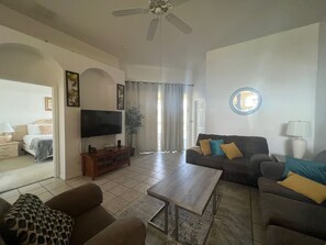 Living area - Cozy Pool Home near Restaurants in Davenport (Davenport)