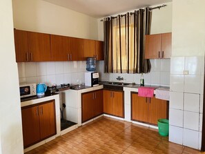 Refrigerador, microondas, tetera eléctrica y licuadora 