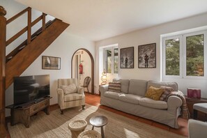 Perusmökki, useita sänkyjä | Oleskelualue | Televisio, takka