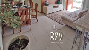 A modern living room with a dining area, a sofa, and a TV mounted on the wall. - Beto Carrero, Vista Espetacular do Mar, Home Club (Penha)
