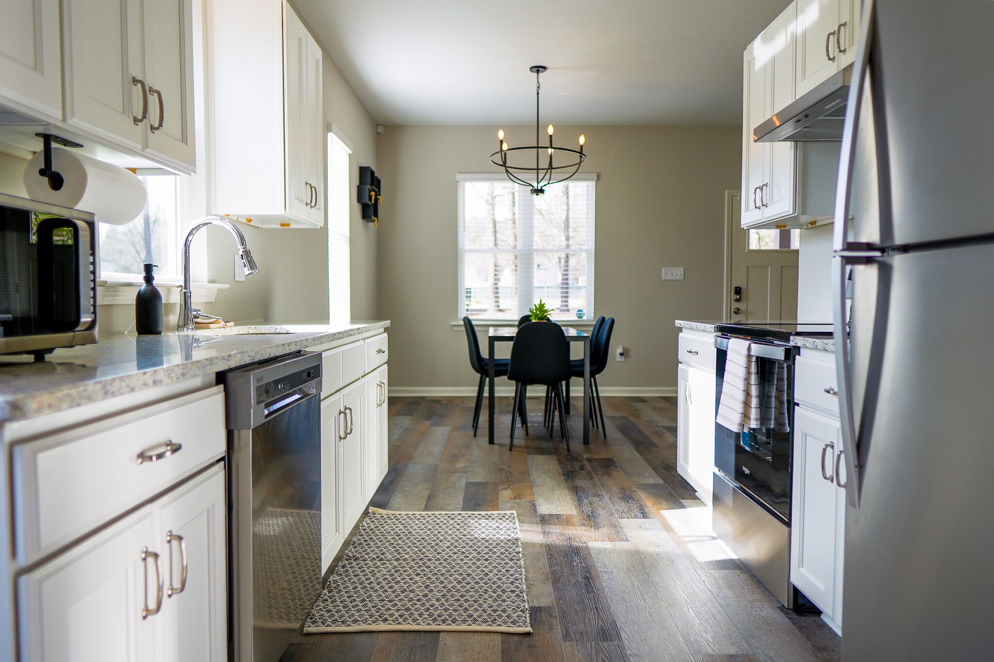 Speakeasy Hideout 4 miles to Duke-King Size Bed