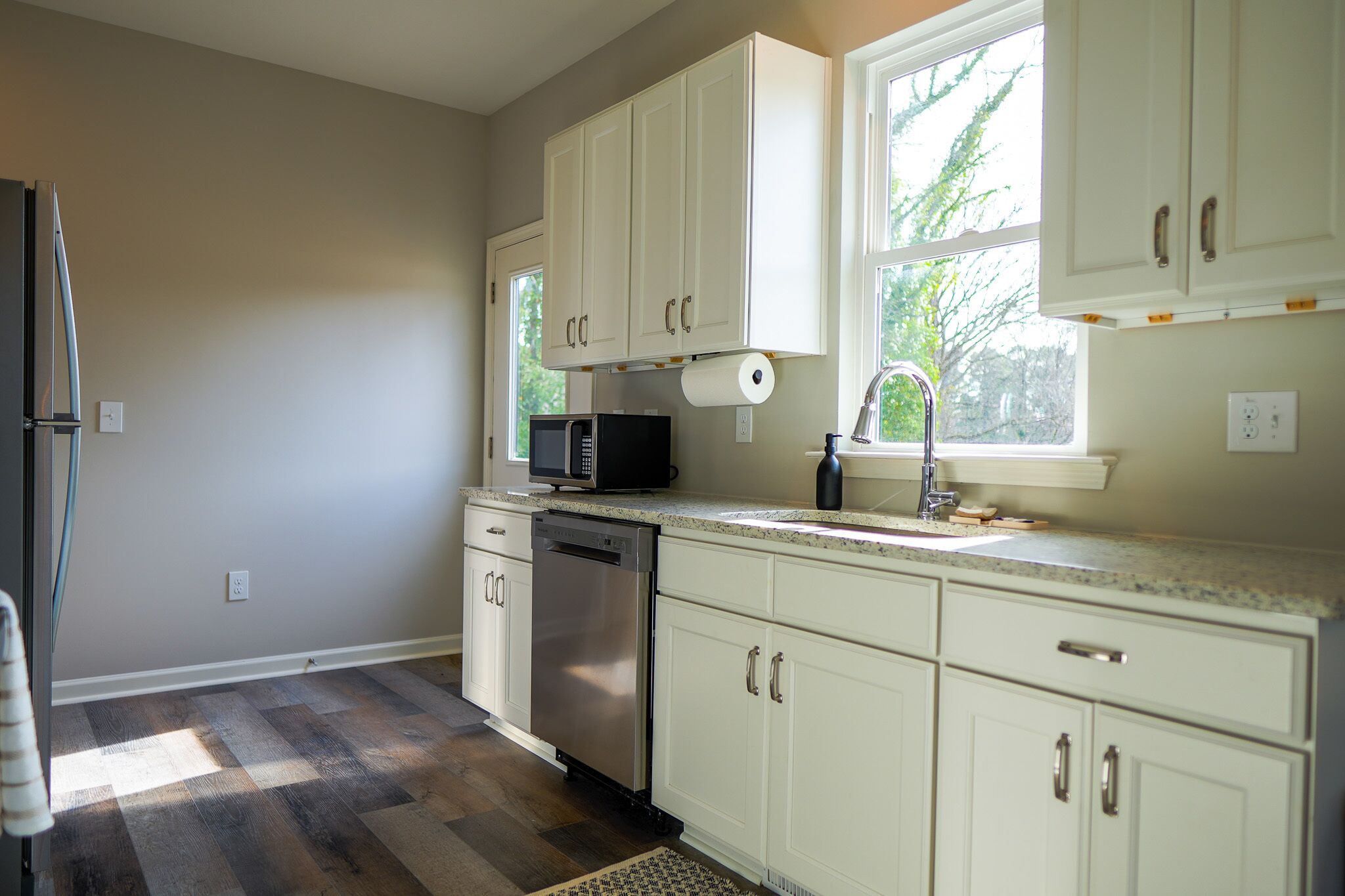 Speakeasy Hideout 4 miles to Duke-King Size Bed