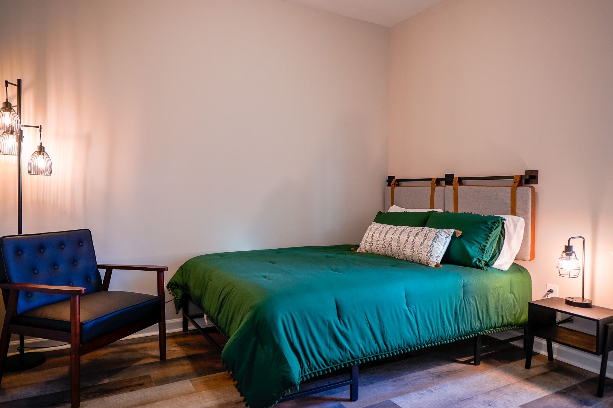 Speakeasy Hideout 4 miles to Duke-King Size Bed