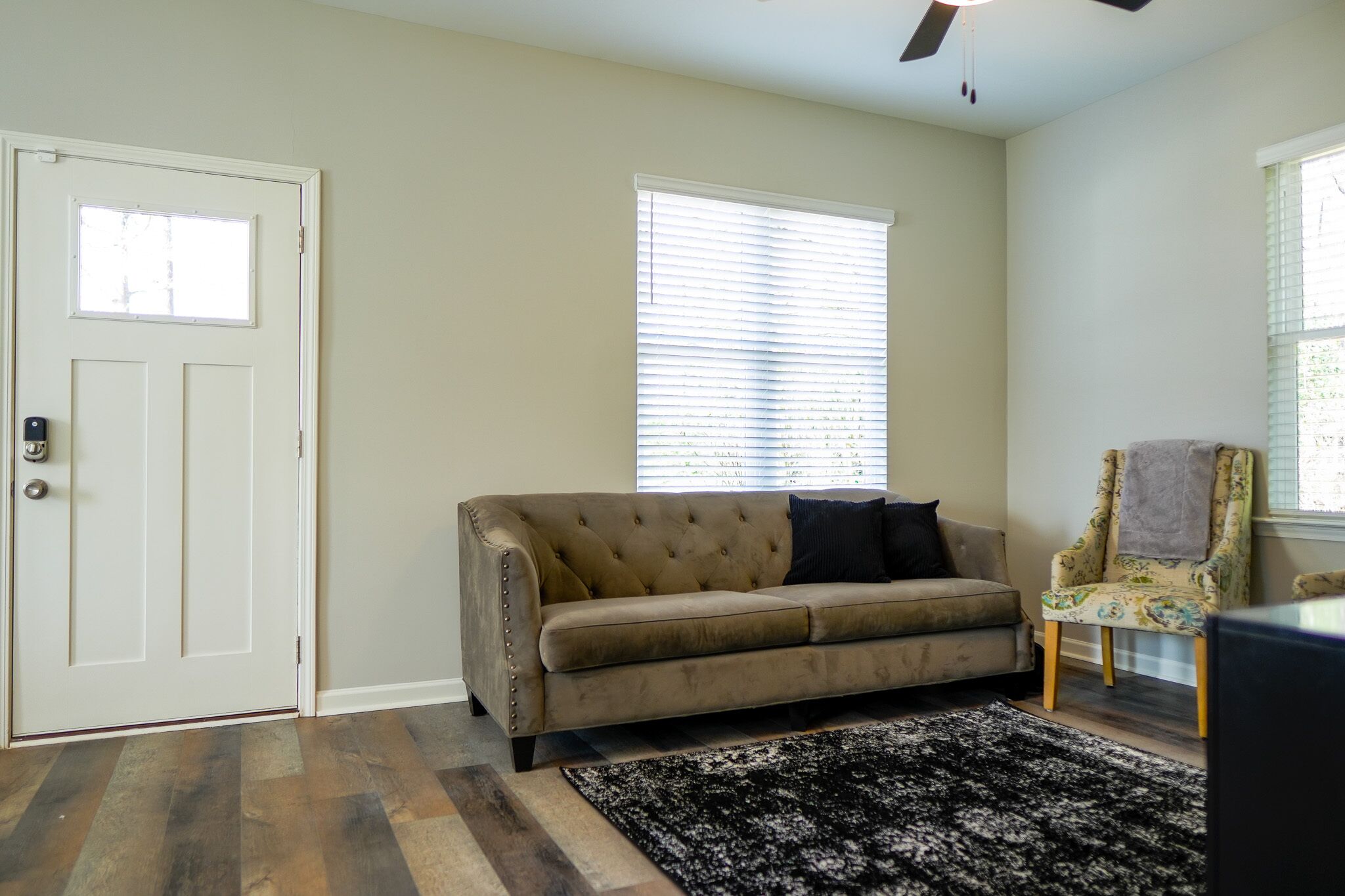 Speakeasy Hideout 4 miles to Duke-King Size Bed